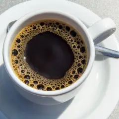 Ile kofeiny ma kawa? Konkretne liczby i bezpieczna dawka