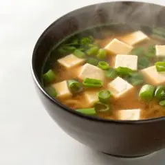 Jak zrobić zupę miso w domu? Prosty przepis krok po kroku