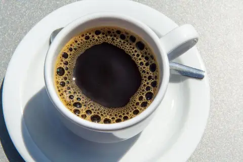 Ile kofeiny ma kawa? Konkretne liczby i bezpieczna dawka