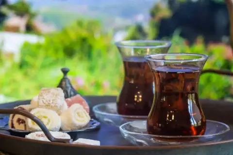 Jak zaparzyć turecką herbatę? Autentyczny çay krok po kroku