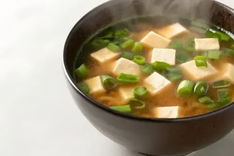 Jak zrobić zupę miso w domu? Prosty przepis krok po kroku