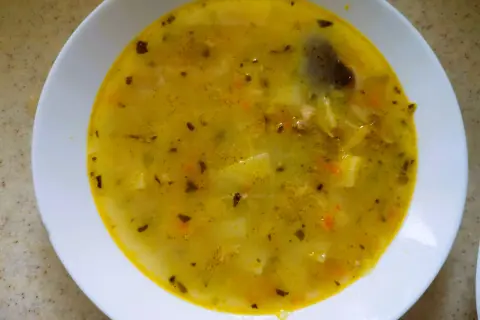Zupa ogórkowa: Prosty przepis krok po kroku na idealny smak