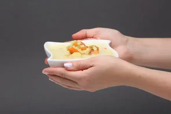 Ile waży porcja zupy? Poznaj wagę i kalorie (poradnik)