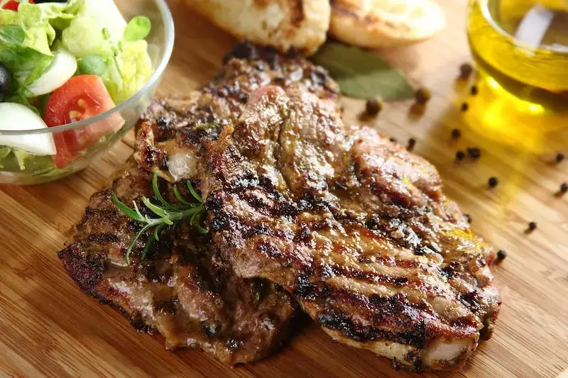 marynowane steki z kark&oacute;wki na grillu