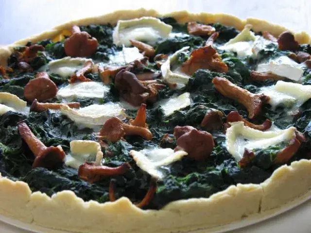 Tarta z kurkami szpinakiem i kozim serem