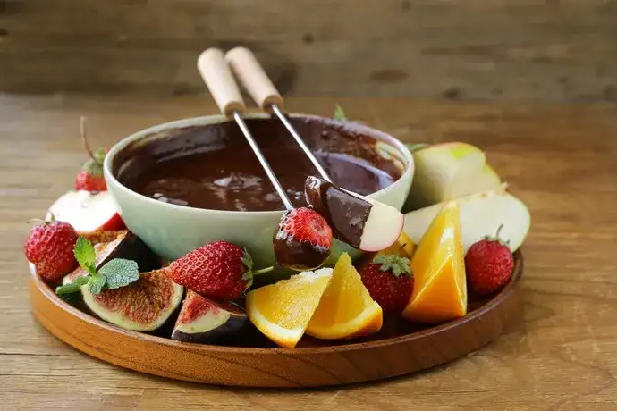 owoce i słodkości do fondue czekoladowego