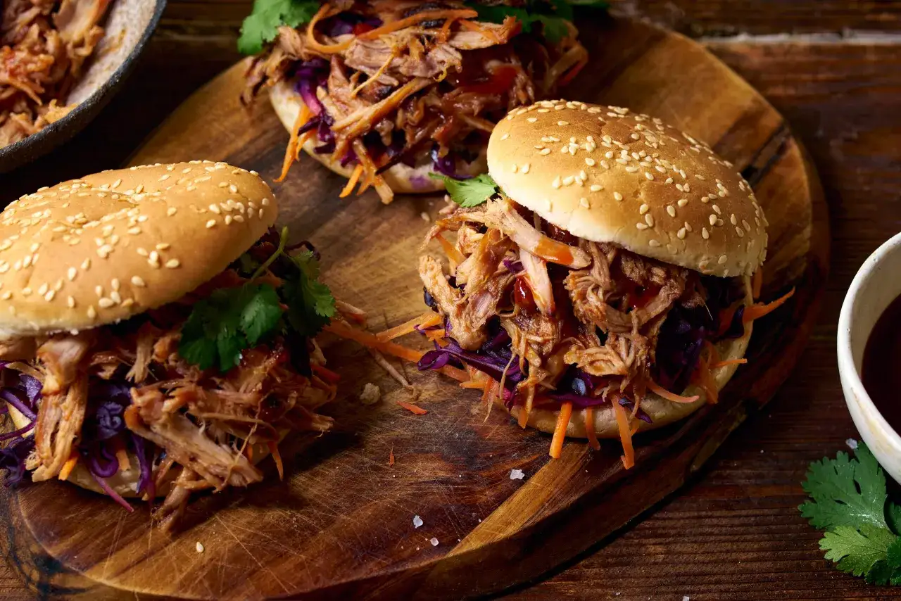 burger z szarpaną wieprzowiną