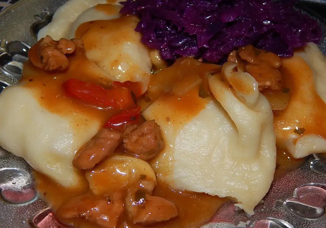 tradycyjne polskie pierogi ruskie, placki ziemniaczane z gulaszem