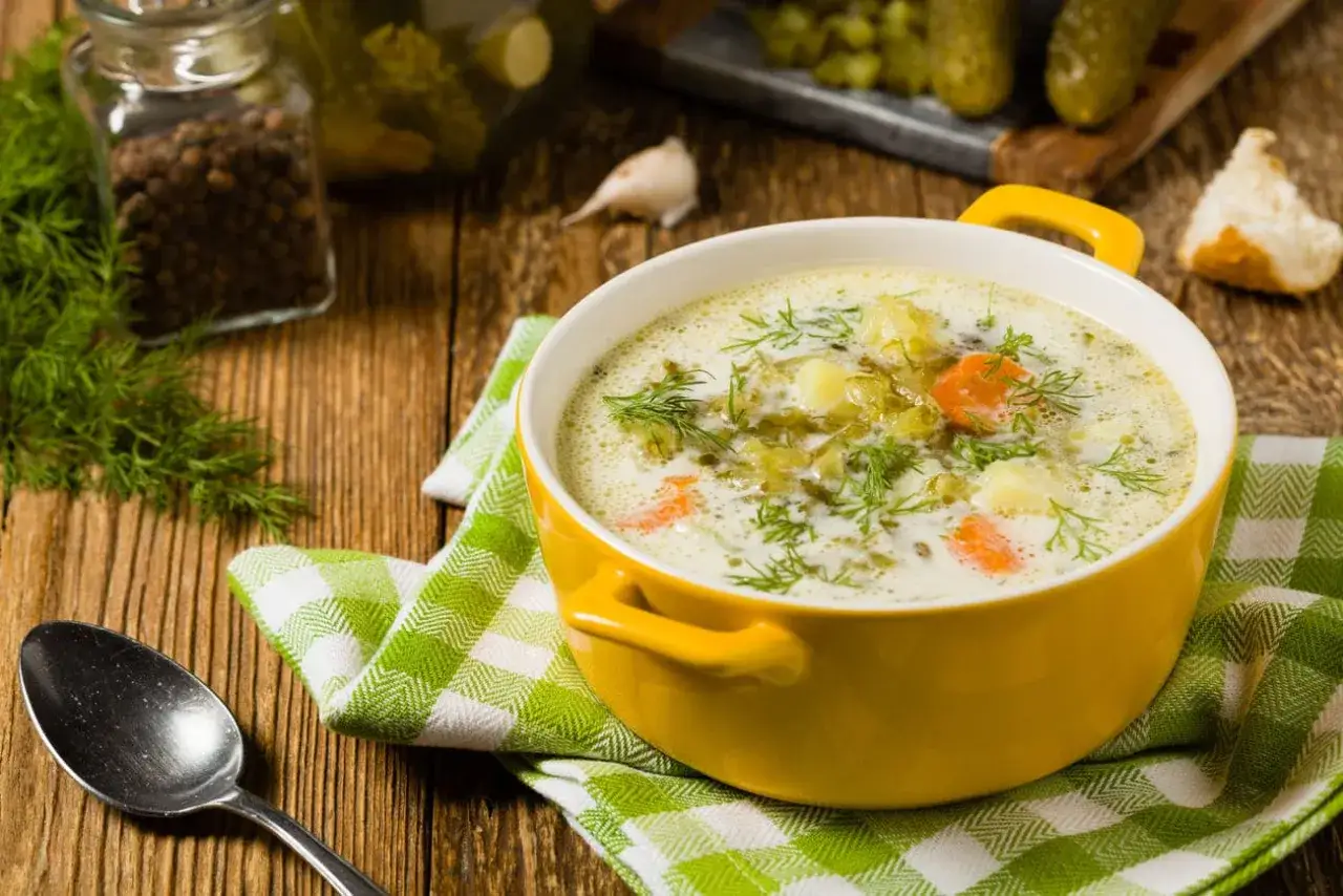 różne rodzaje wywarów do zupy ogórkowej