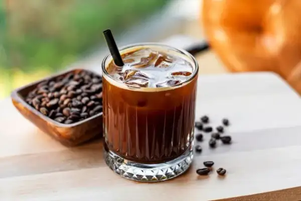 Jak zrobić cold brew w domu? Przepis na idealną kawę na zimno!