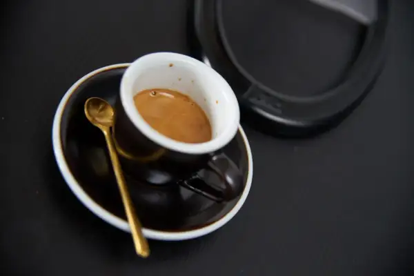 Espresso: Ile gramów kawy? Odkryj sekret idealnej dozy!